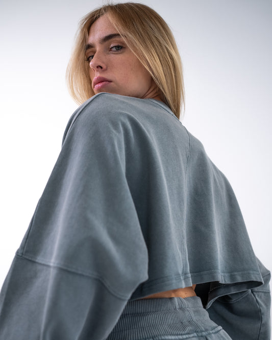 Modisches First Sight Oversized Cropped Long Sleeve in lockerem Grau - perfekt für lässige und dennoch stilvolle Outfits
