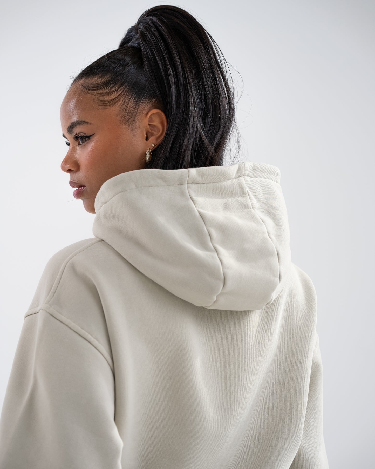 Detailaufnahme des hochwertigen First Sight Oversized Hoodie in Dark Vanilla - zeigt die feine Verarbeitung und das ansprechende Design