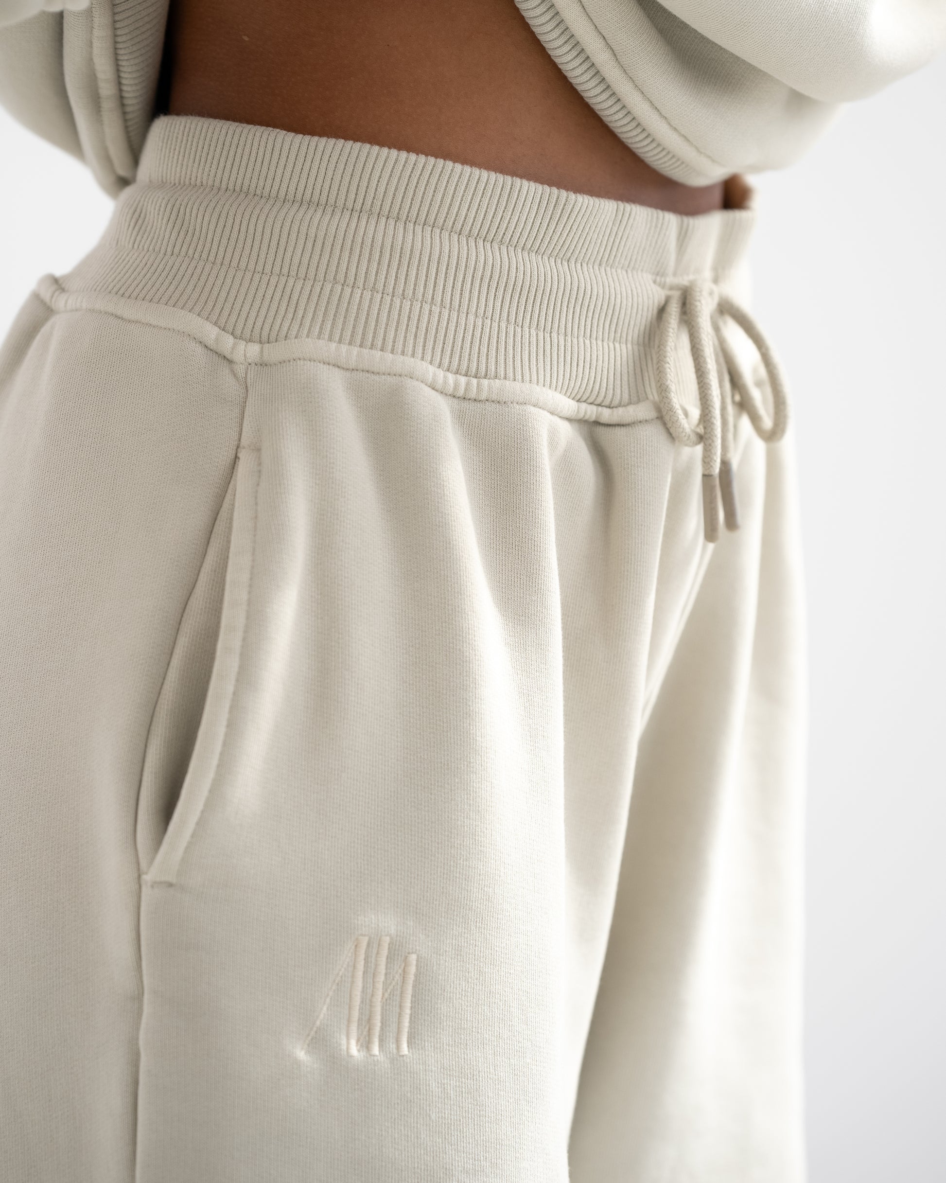 Detailaufnahme der hochwertigen First Sight Oversized Jogger in Dark Vanilla - zeigt die feine Verarbeitung und das ansprechende Design