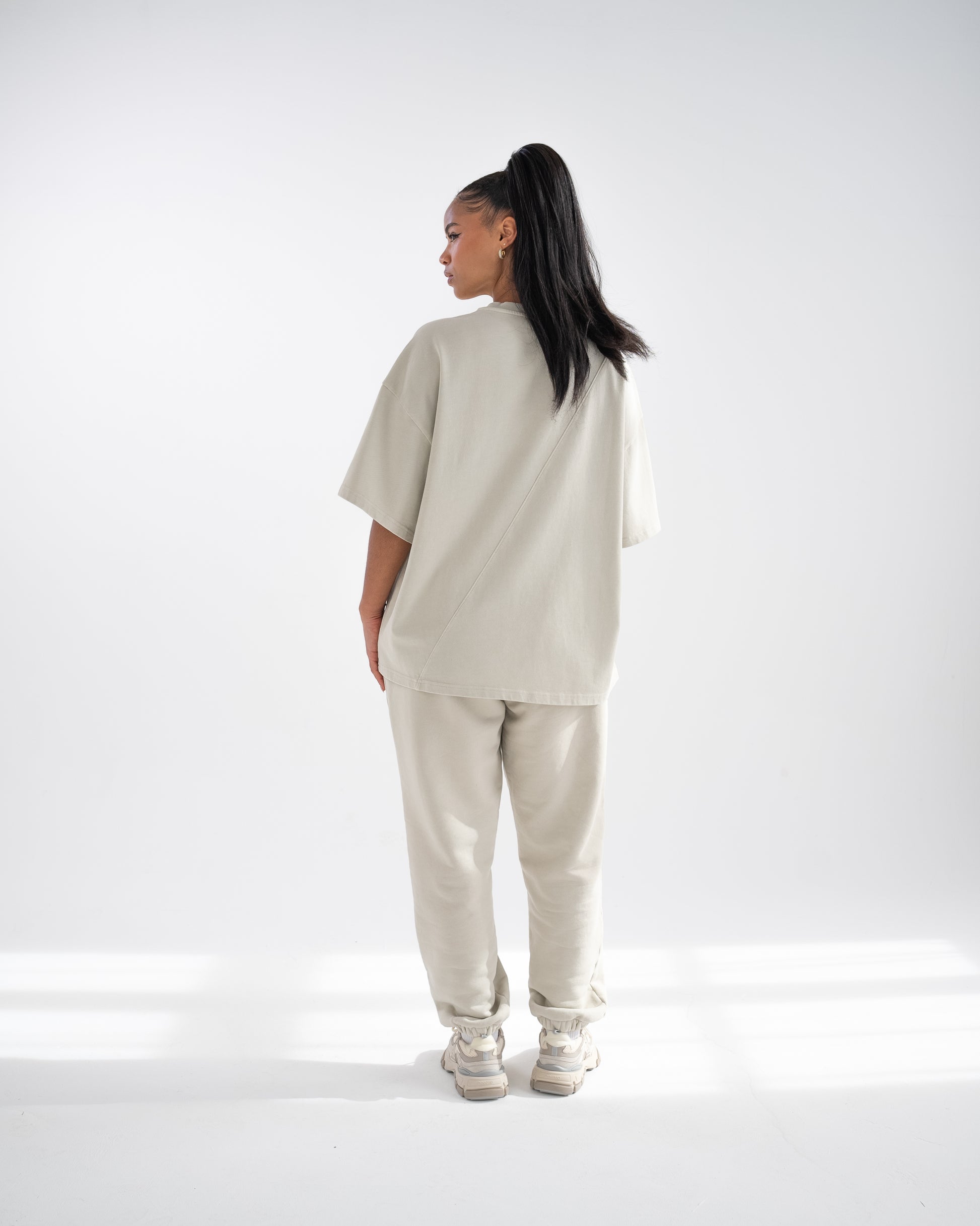 Stilvolles First Sight Oversized Tee in dunklem Vanille - perfekte Ergänzung für Ihre lässige Garderobe