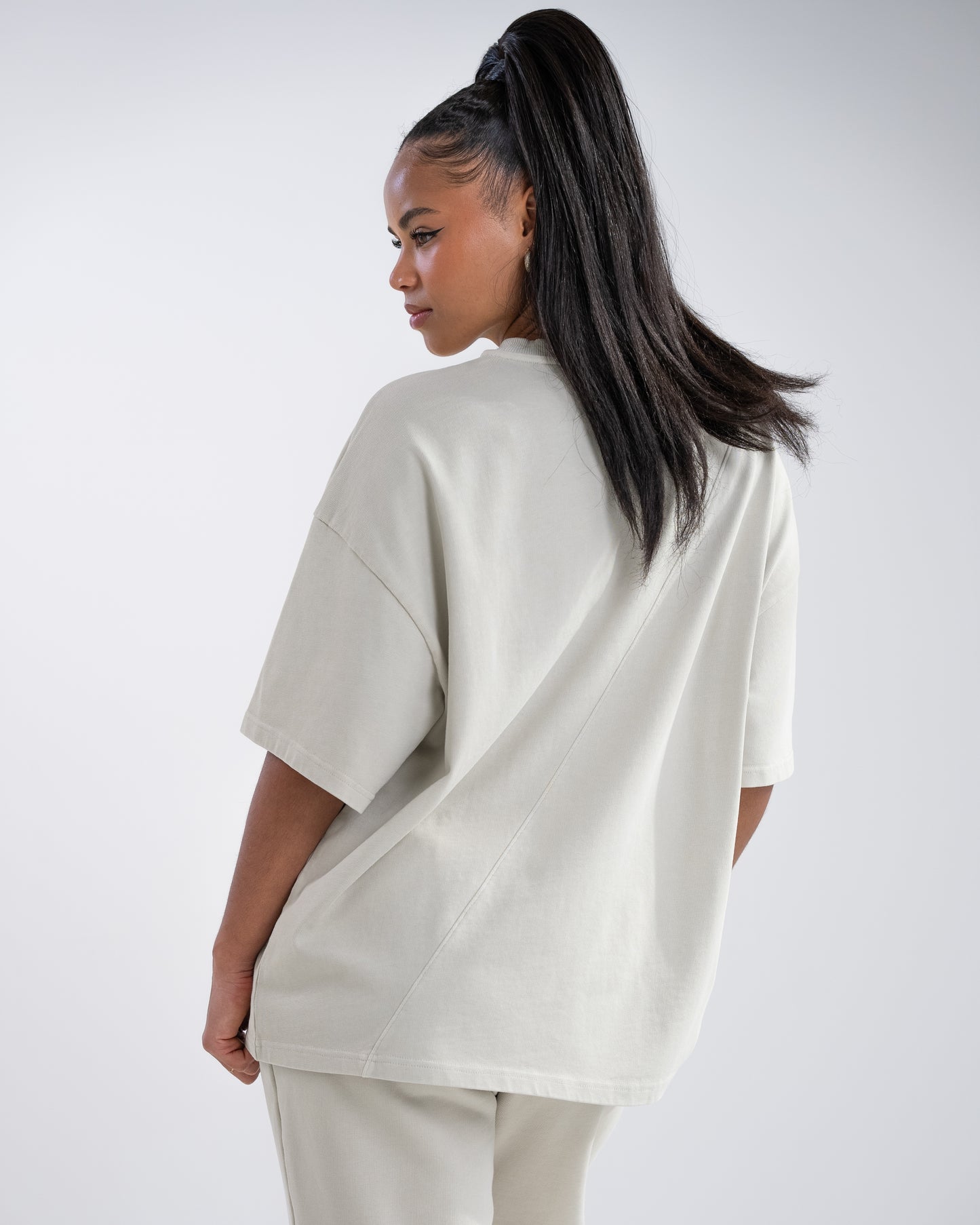 Stilvolles First Sight Oversized Tee in dunklem Vanille - perfekte Ergänzung für Ihre lässige Garderobe