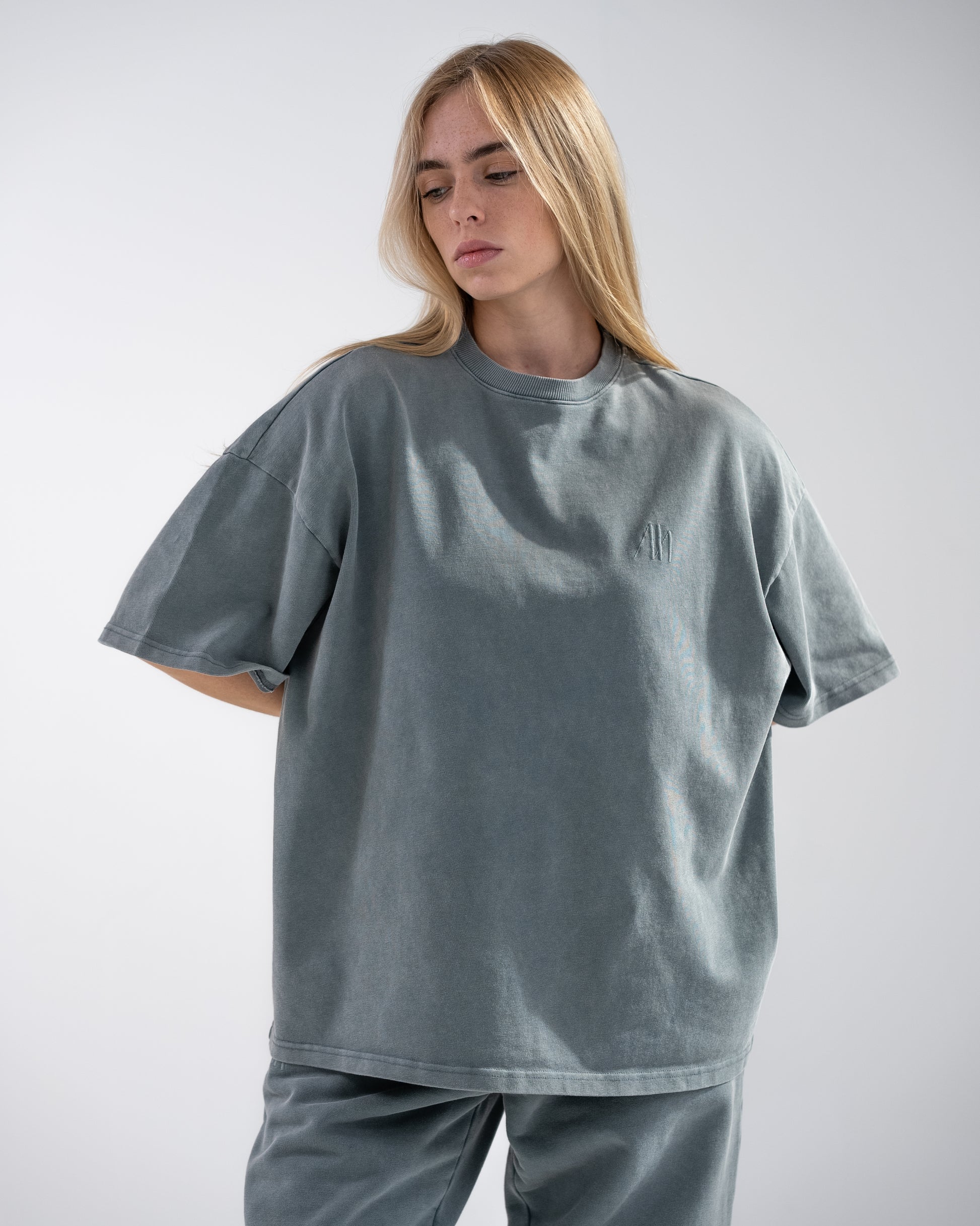 Modisches First Sight Oversized Tee in lockerem Grau - perfekt für lässige Looks