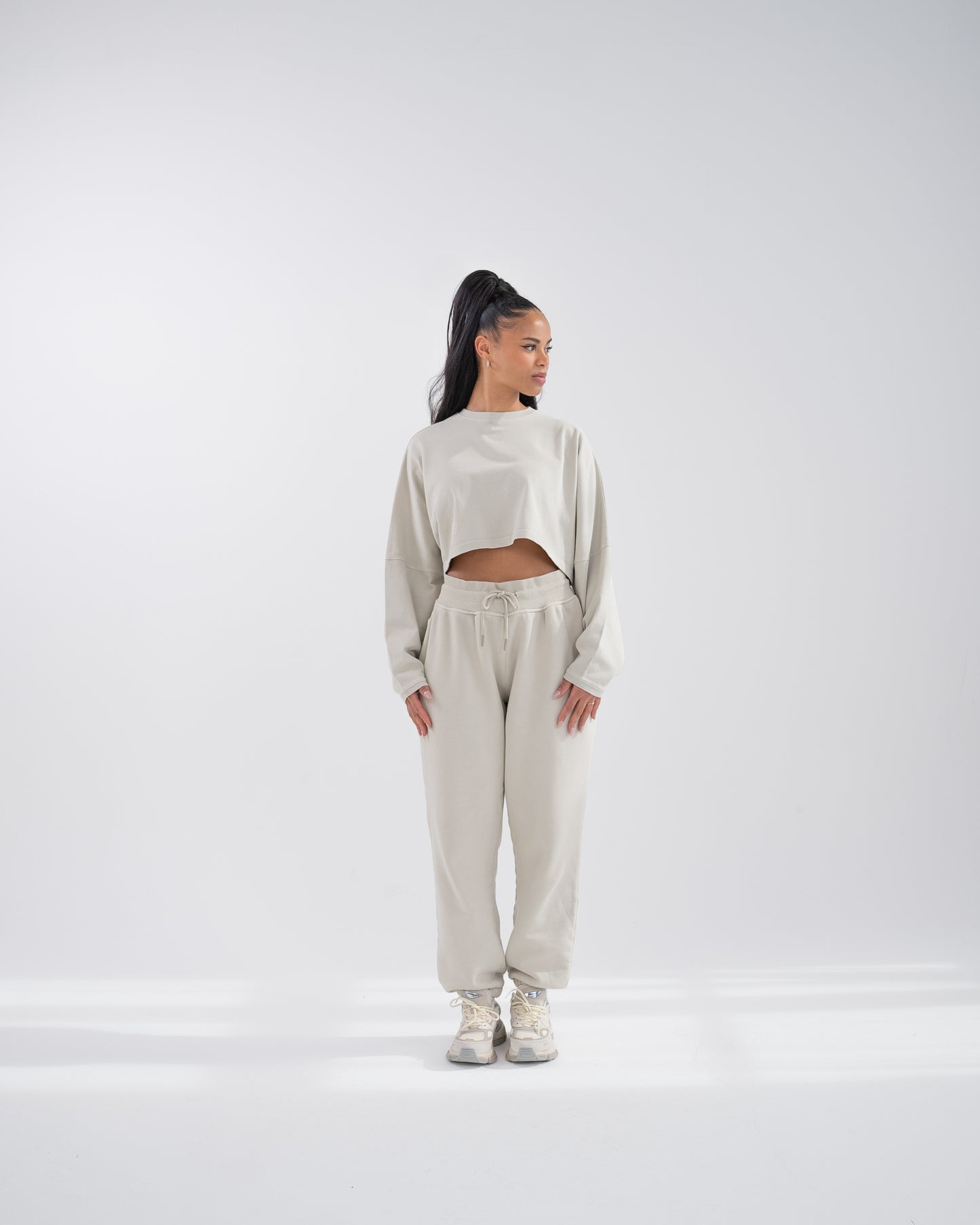 Stilvolles First Sight Oversized Cropped Long Sleeve in Dark Vanilla - verleiht Ihrem Look eine dezente Eleganz