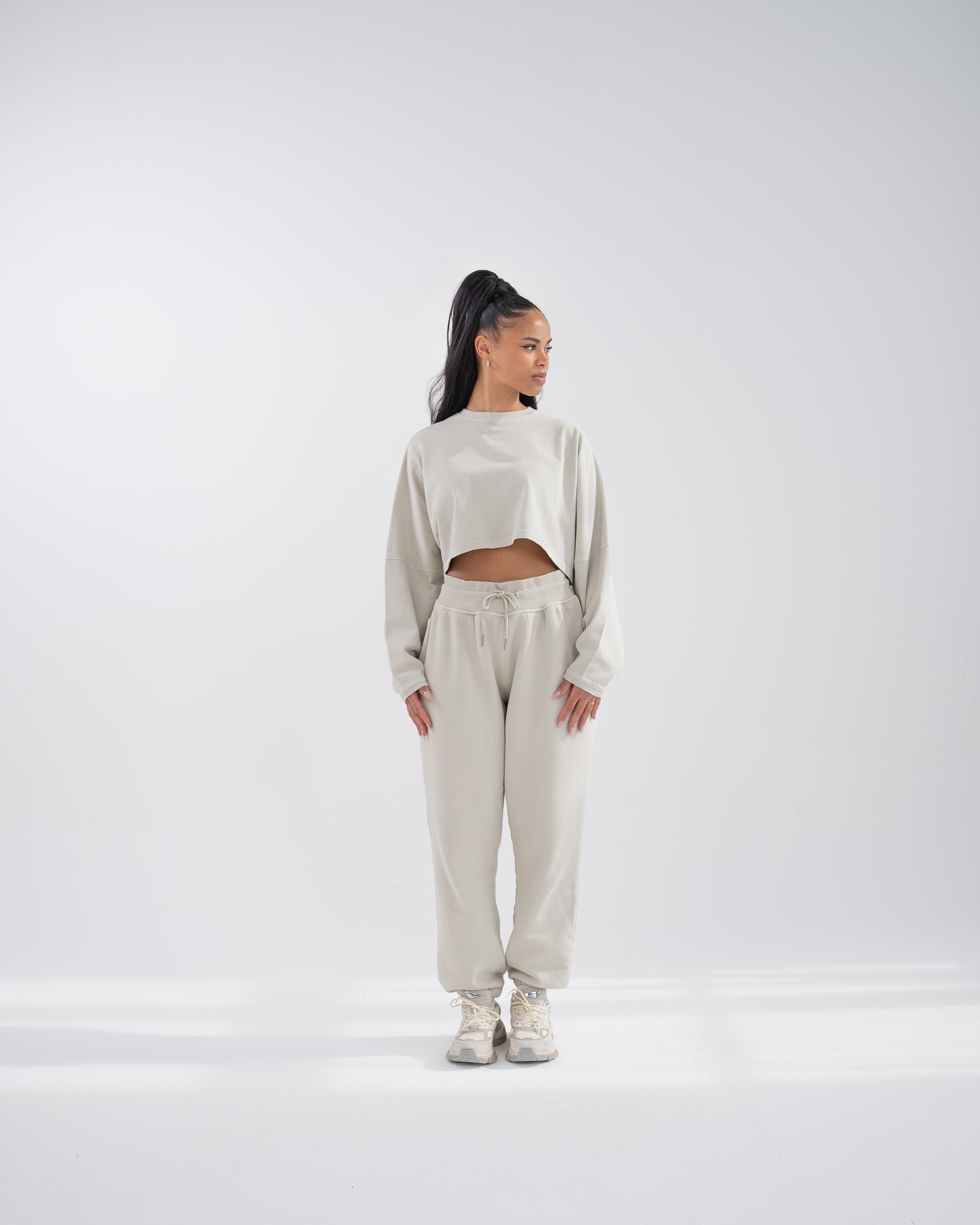 Stilvolles First Sight Oversized Cropped Long Sleeve in Dark Vanilla - verleiht Ihrem Look eine dezente Eleganz