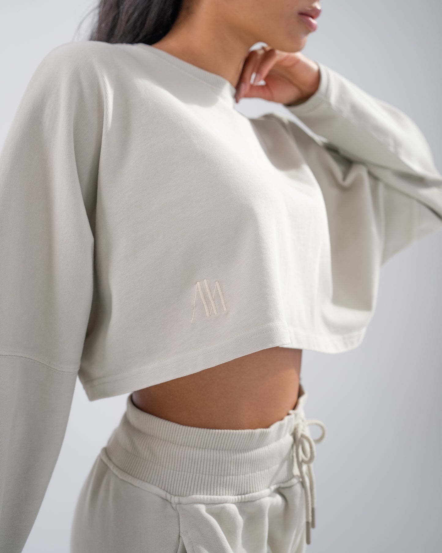 Stilvolles First Sight Oversized Cropped Long Sleeve in Dark Vanilla - verleiht Ihrem Look eine dezente Eleganz