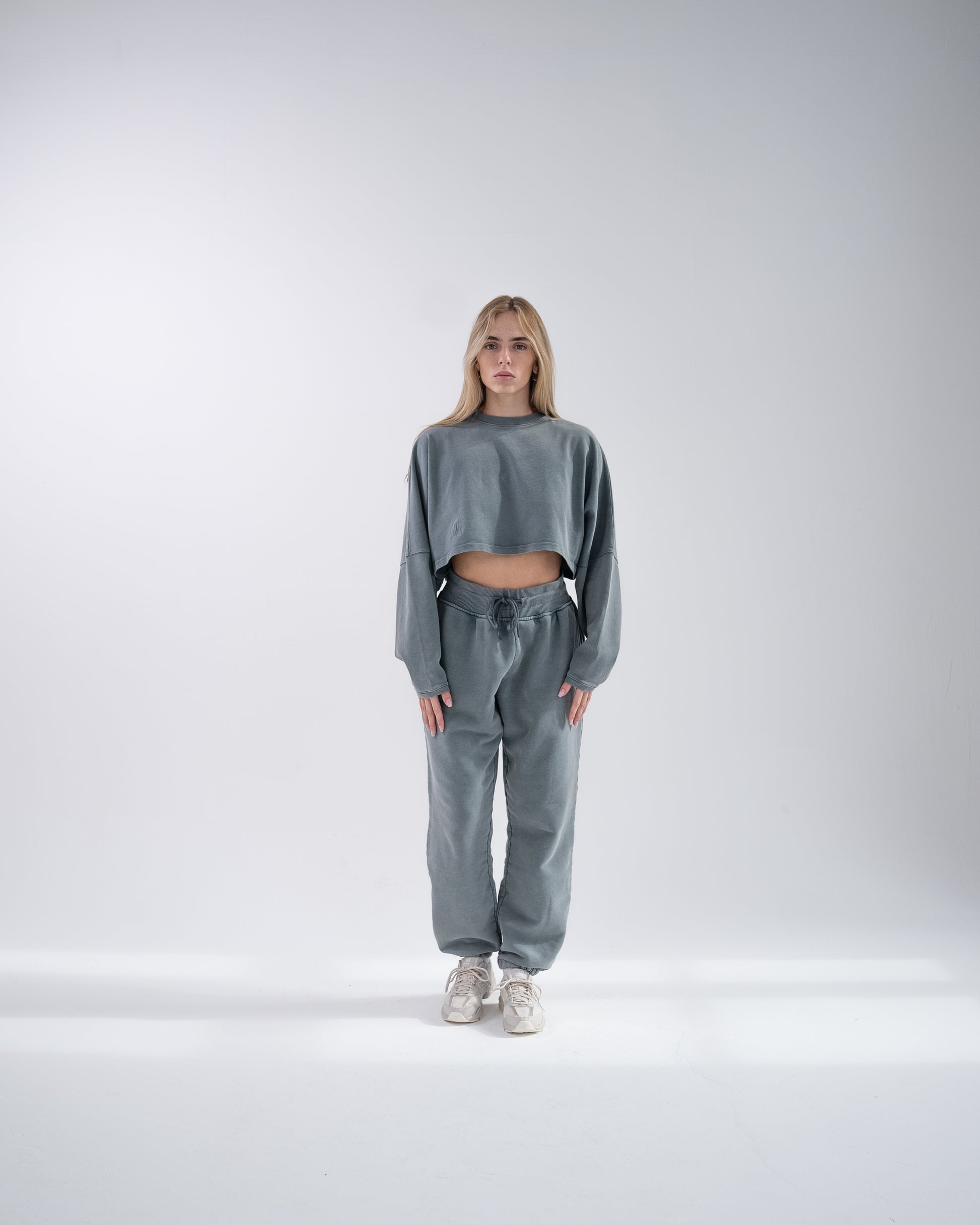 Modisches First Sight Oversized Cropped Long Sleeve in lockerem Grau - perfekt für lässige und dennoch stilvolle Outfits