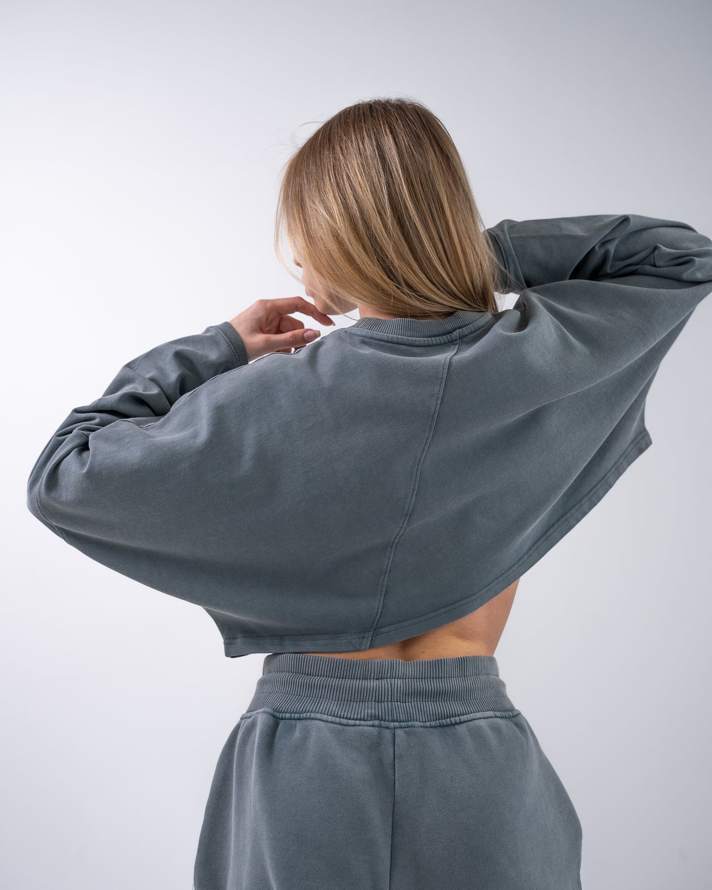 Modisches First Sight Oversized Cropped Long Sleeve in lockerem Grau - perfekt für lässige und dennoch stilvolle Outfits